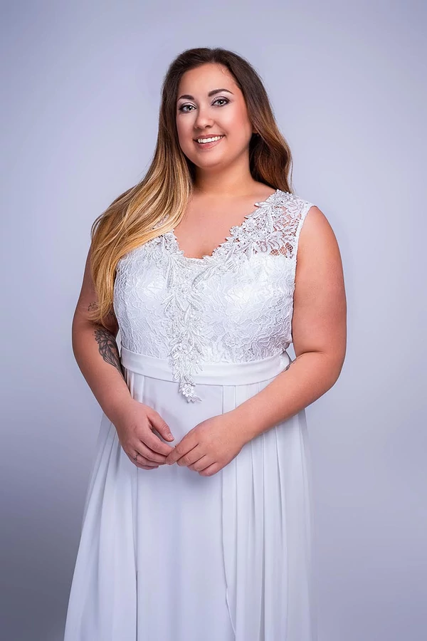 Lidia csipkés gyöngyös dekoltált plus size muszlin menyasszonyi ruha, fehér